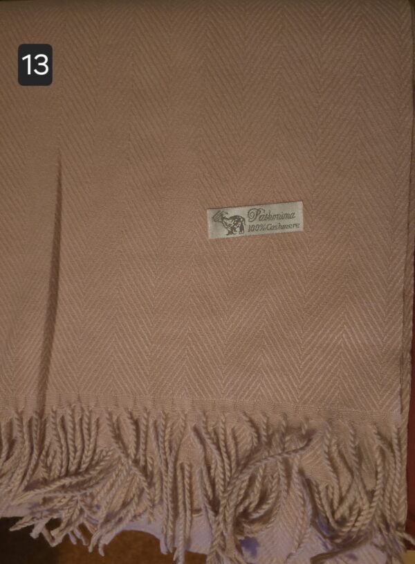 Едноцветен шал от кашмир
