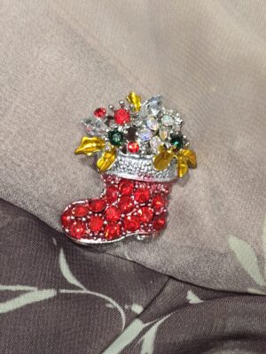 Метална брошка с кристали и боя